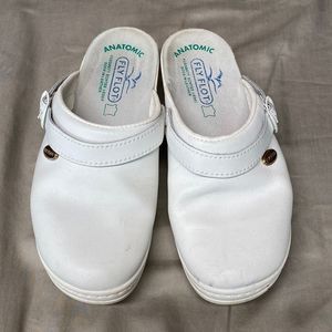 Fly Flot white clogs